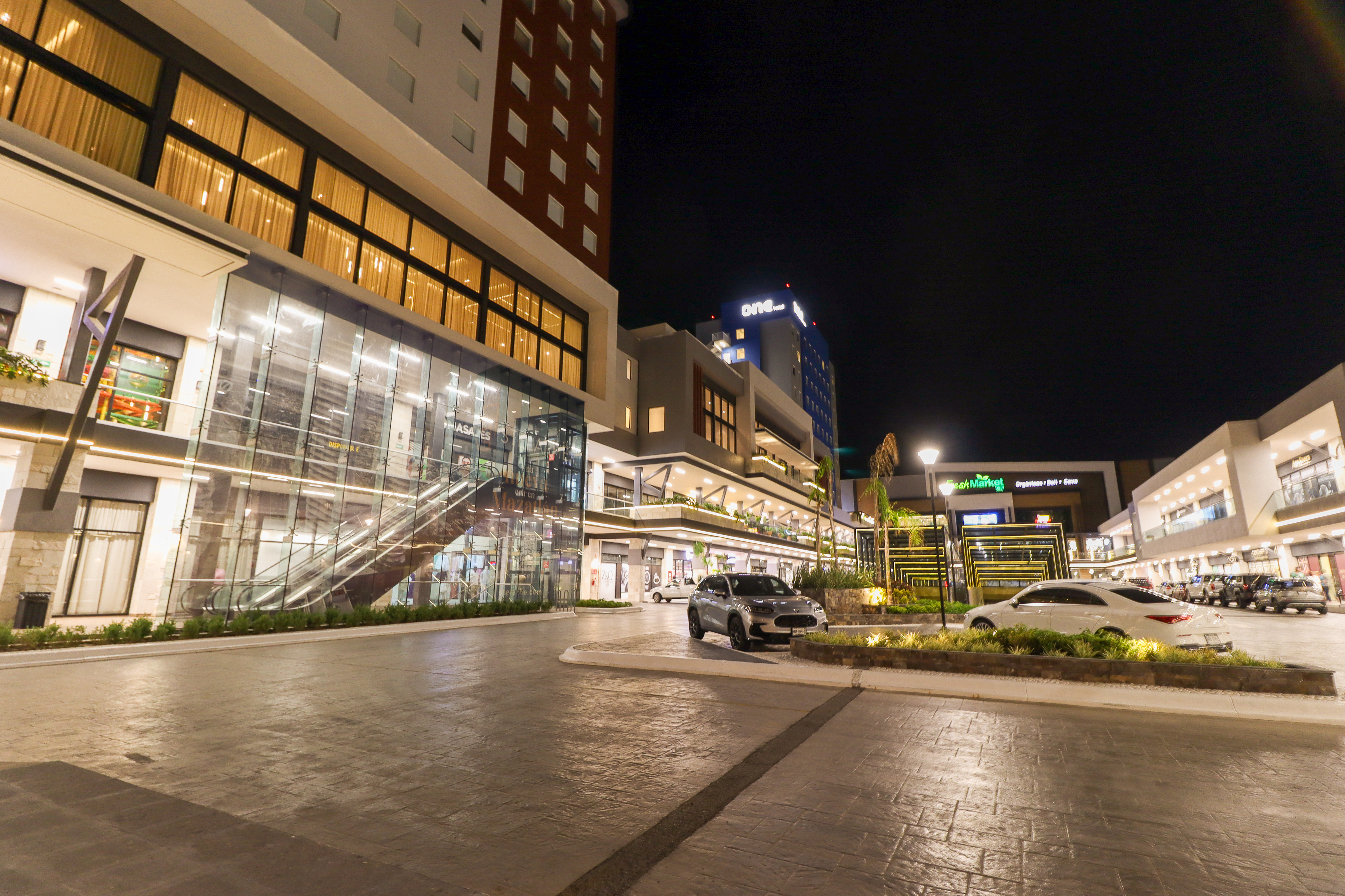 Zona comercial y de entretenimiento Isla Tres